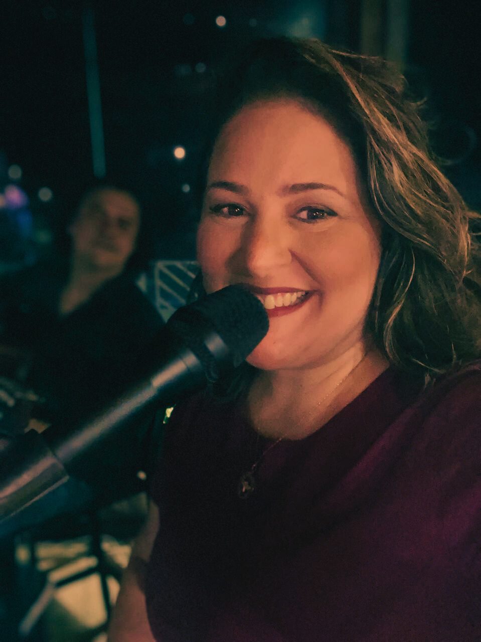 Adriana Brito cantando ao microfone