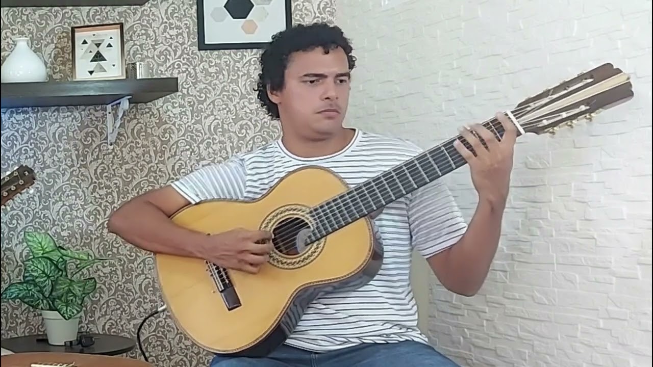 Anchieta Menezes ao violão de sete cordas