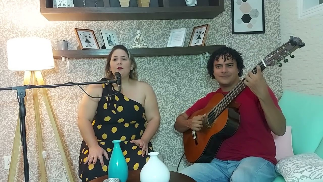 Adriana cantando